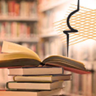 Conheça as bibliotecas do Icict. Foto de vários livros empilhados, sendo que o de cima está aberto e, no fundo, imagem de uma estante com livros.