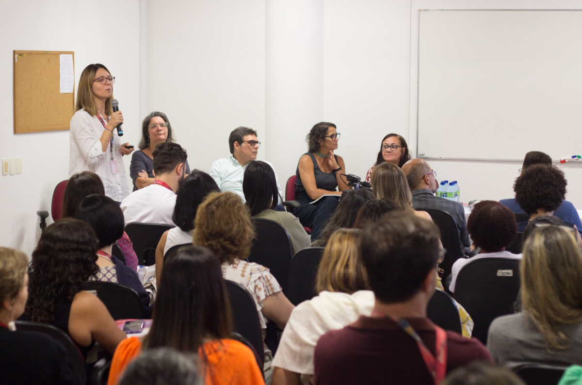 A vice-diretora de Ensino, Mel Bonfim, abre os trabalhos do I Encontro de Educação, em março de 2023. 